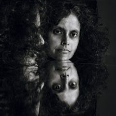Die britische Historikerin Surekha Davies beschäftigt sich professionell mit Monstern, seit sie ihnen als Kuratorin der British Library auf jahrhundertealten Karten begegnete. Wenn sie nicht schreibt oder forscht, arbeitet sie auch als Monsterberaterin für Filme