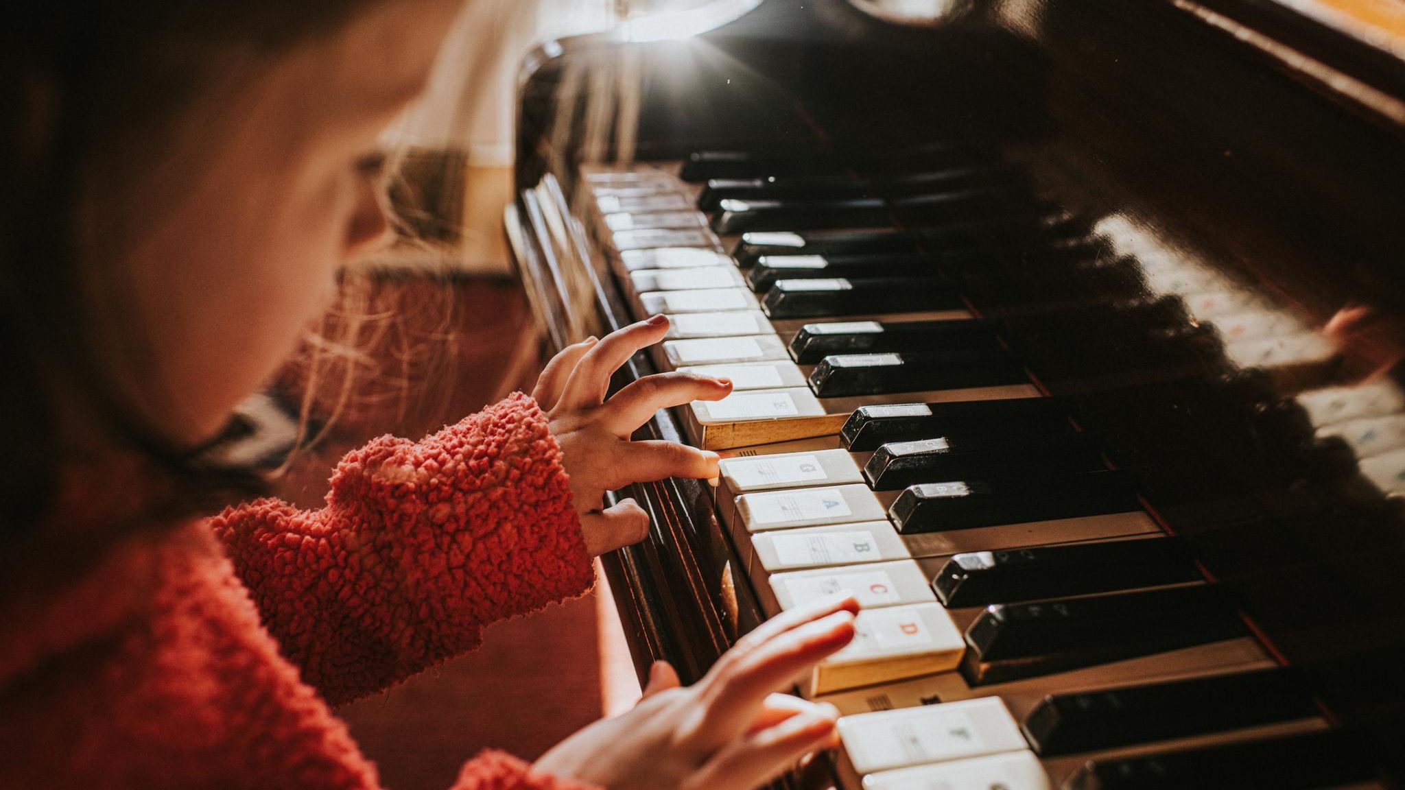 Ein Mädchen übt am Klavier