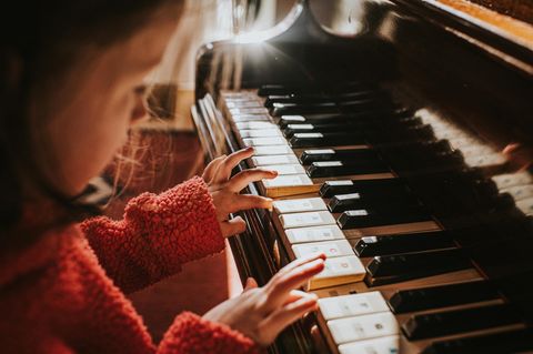 Ein Mädchen übt am Klavier