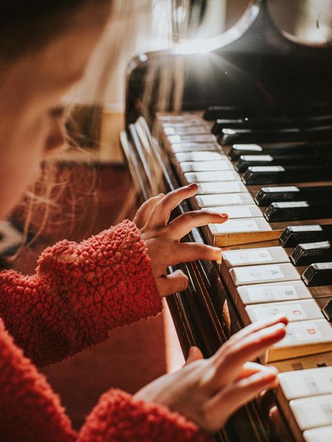 Ein Mädchen übt am Klavier