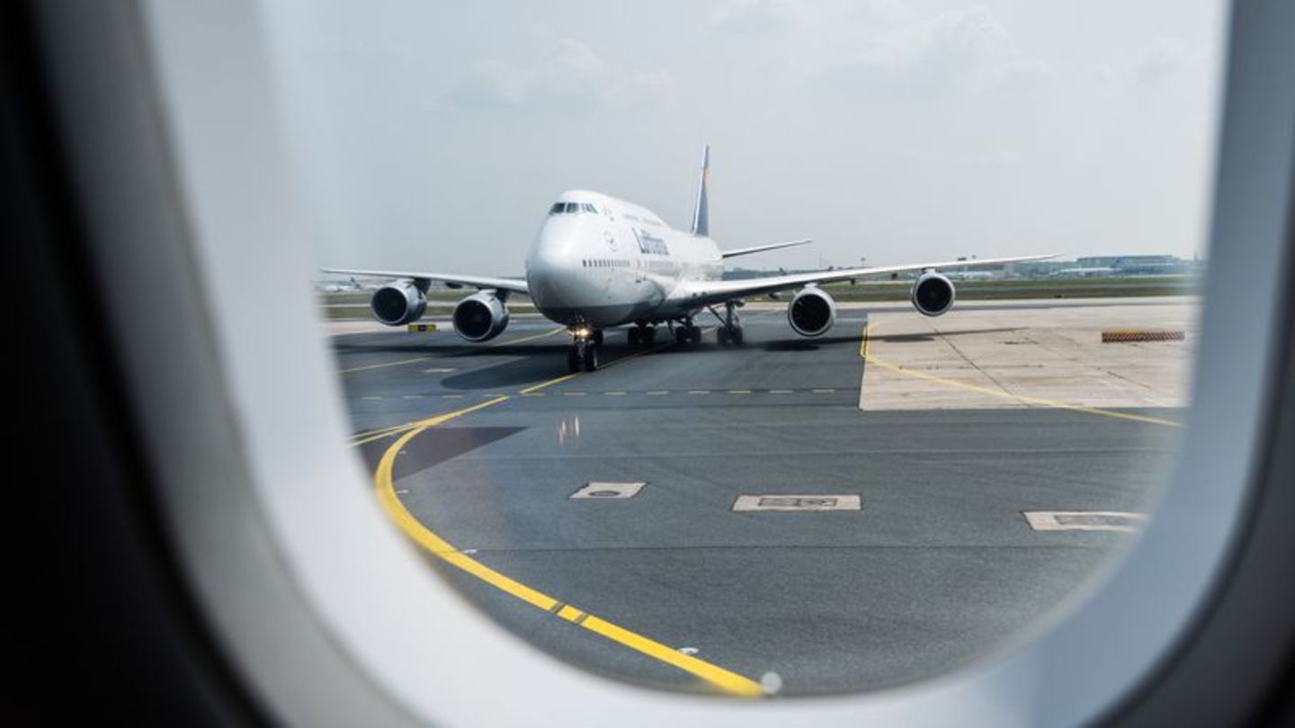 Mulmiges Gefühl bei Start oder Landung: Progressive Muskelentspannung lenkt von der Flugangst ab und fördert Entspannung. Foto: