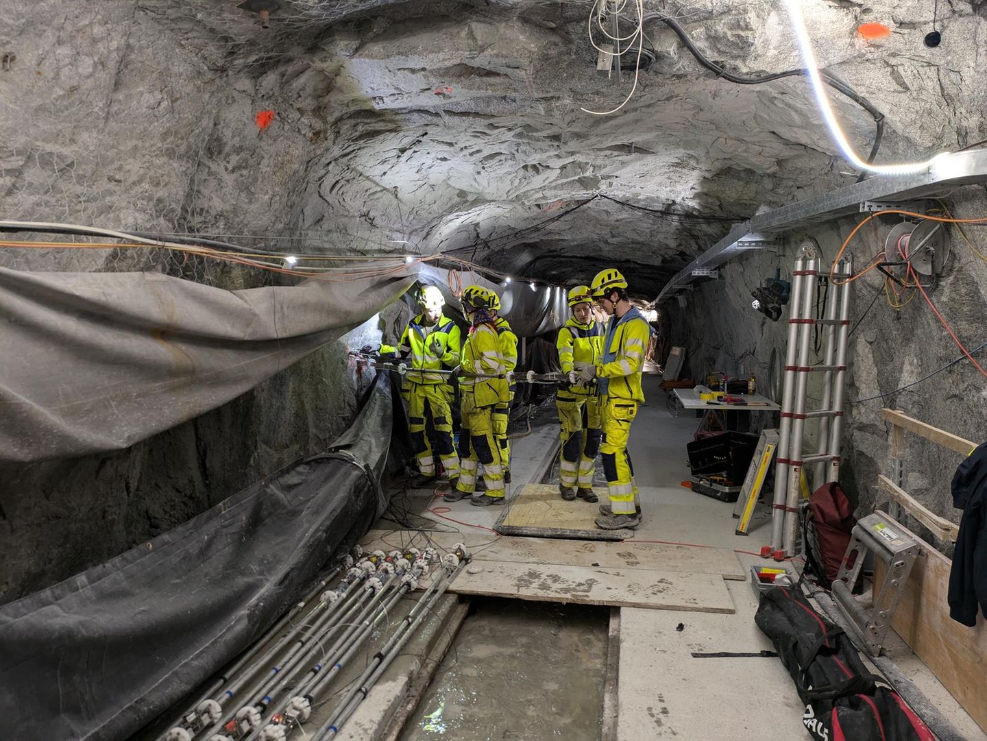 Das künstliche Erdbeben soll genau am Felslabor ausgelöst werden, bei dem hunderte Sensoren angebracht sind