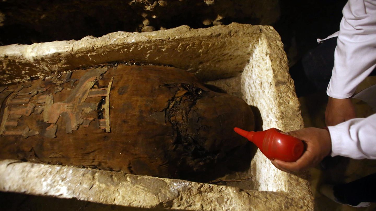 Papyri wurden gelegentlich in antike Mumien "eingebaut". Im Bild: Eine Mumie aus der Wüstenprovinz Minya, unweit der antiken Stadt Oxyrhynchos