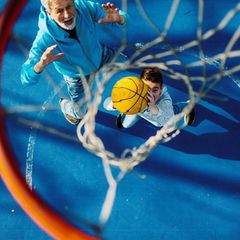 Training ist im Alter eine Lebensversicherung. Es stärkt die Knochen, verhindert Stürze, hält das Herzkreislauf-System und sogar das Gehirn in Schuss