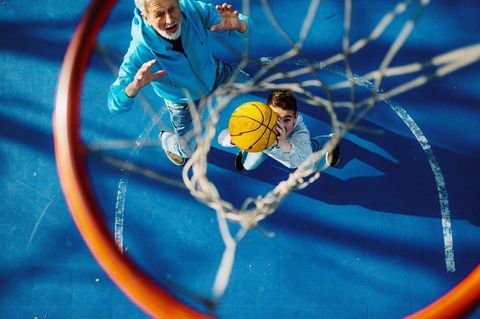 Training ist im Alter eine Lebensversicherung. Es stärkt die Knochen, verhindert Stürze, hält das Herzkreislauf-System und sogar das Gehirn in Schuss