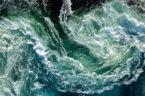 Aufgewühltes Meer aus der Vogelperspektive