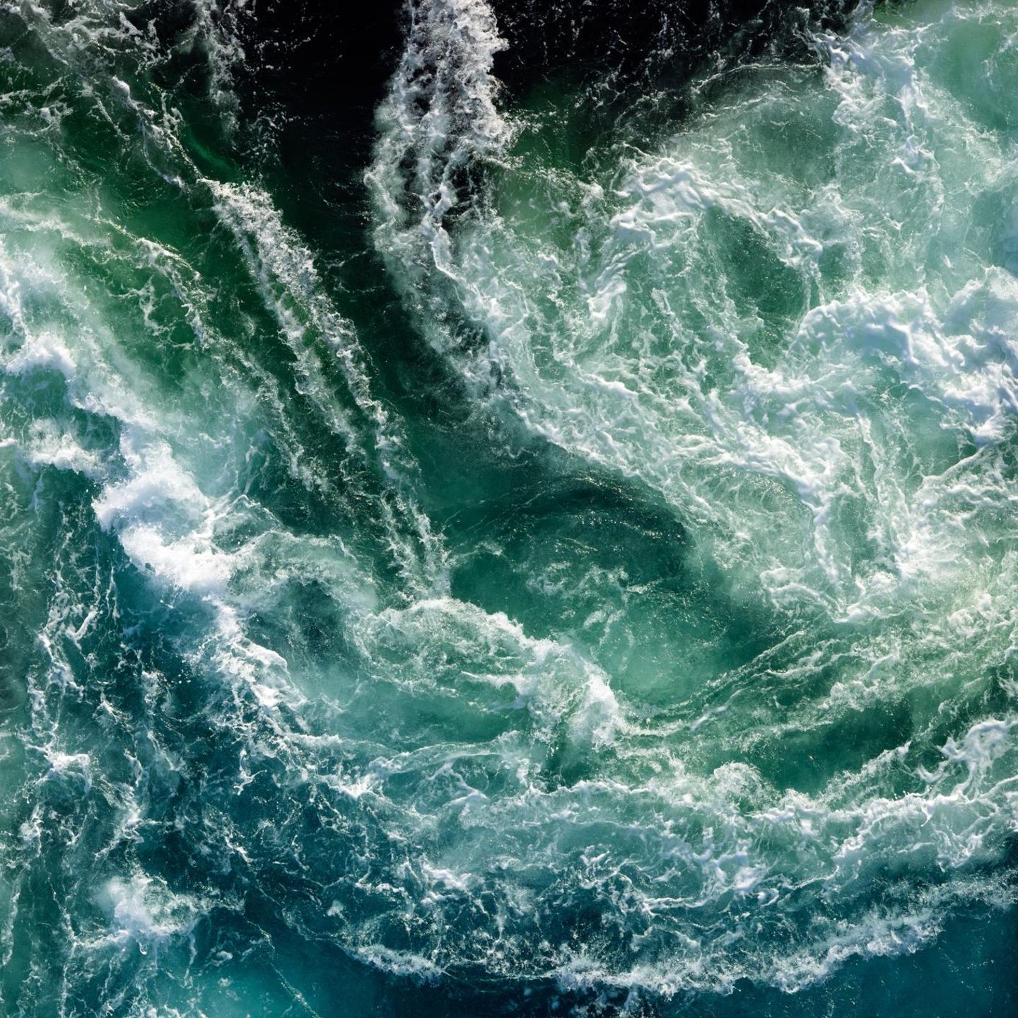 Aufgewühltes Meer aus der Vogelperspektive