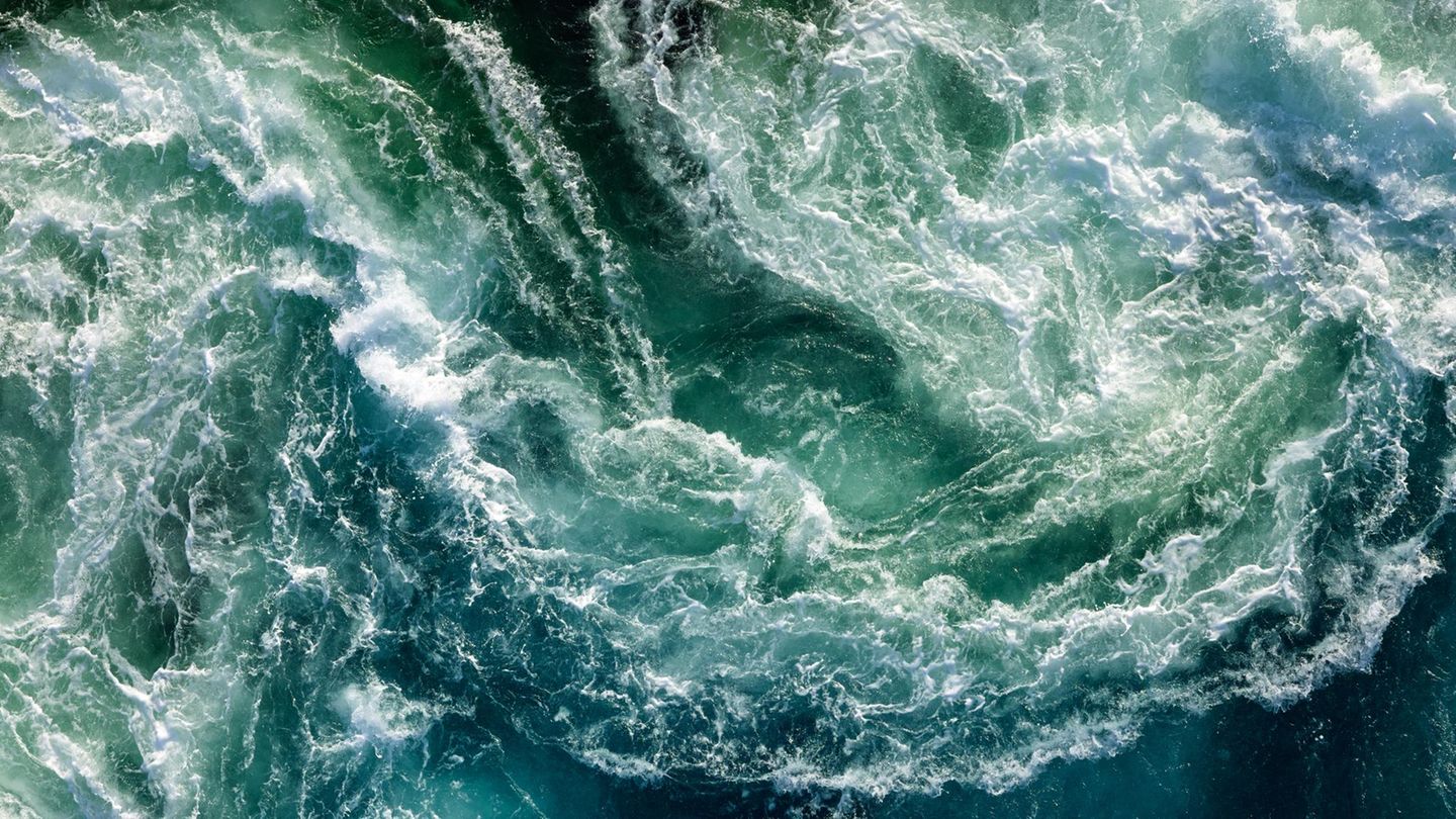 Aufgewühltes Meer aus der Vogelperspektive