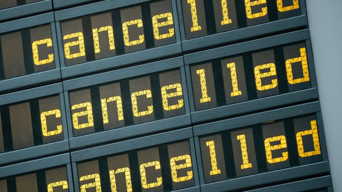 "Flug gestrichen": Entschädigungsansprüche können in der Regel nur bei Absagen bestehen, die innerhalb von 14 Tagen vor Abflug e