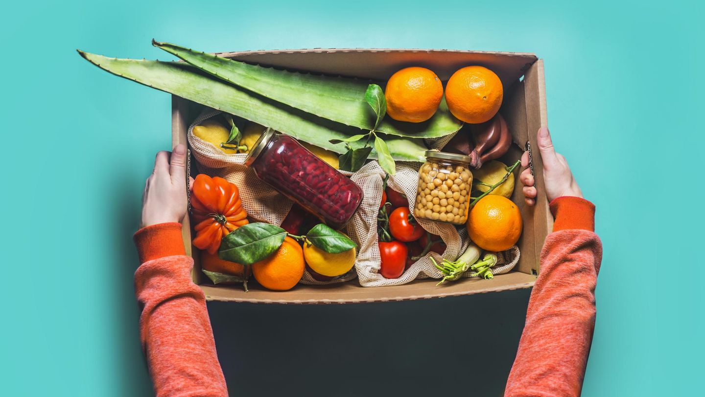 Kunststoffe aus Verpackungen können auf Lebensmittel übergehen. Klug ist, wer auf einen plastikfreien Einkauf achtet