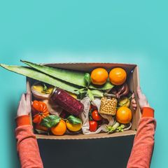 Kunststoffe aus Verpackungen können auf Lebensmittel übergehen. Klug ist, wer auf einen plastikfreien Einkauf achtet