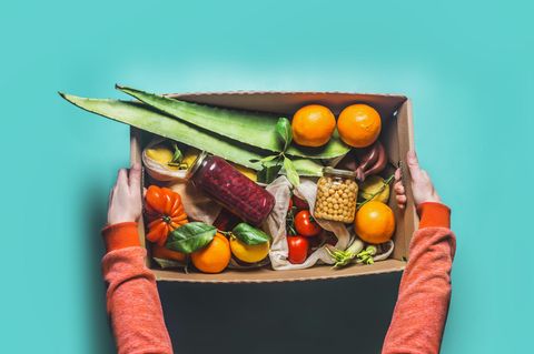 Kunststoffe aus Verpackungen können auf Lebensmittel übergehen. Klug ist, wer auf einen plastikfreien Einkauf achtet