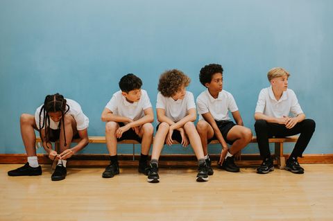 Jungs auf einer Bank