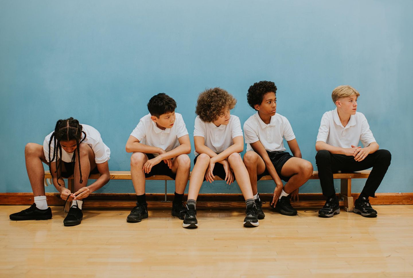 Jungs auf einer Bank