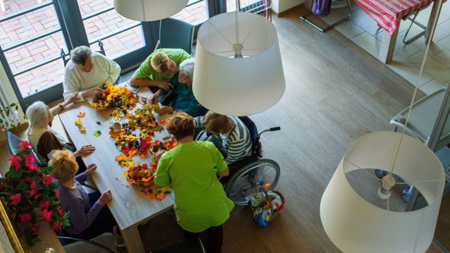 Im Alter noch in einer WG ziehen? Wer sich das vorstellen kann, sollte sich frühzeitig einen Überblick über die Optionen verscha