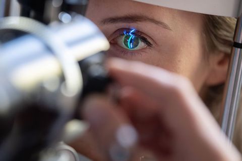 Drohende Netzhautablösung: Treten Lichtblitze plötzlich und ohne äußeren Anlass auf, ist sofortige ärztliche Abklärung nötig. Fo