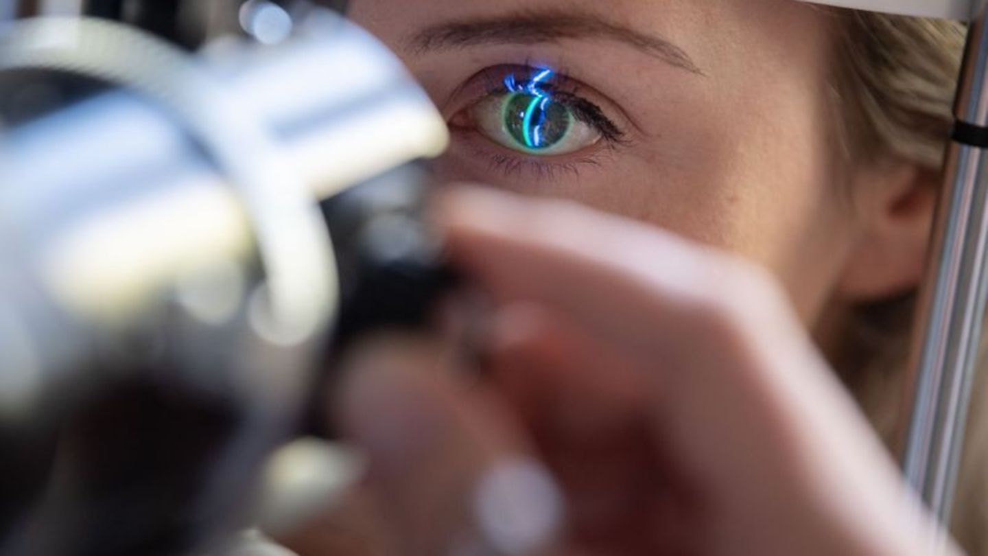 Drohende Netzhautablösung: Treten Lichtblitze plötzlich und ohne äußeren Anlass auf, ist sofortige ärztliche Abklärung nötig. Fo