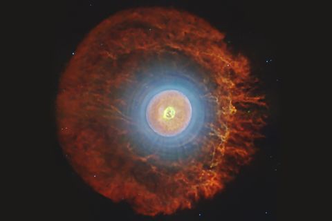 Er erschafft winzige Bälle aus Sternenstaub. Wenn Sterne im letzten Akt ihres Sterbens ihre Hülle in den Weltraum schießen, erschaffen sie ätherische Nebelschwaden. Was als heißer Kern übrig bleibt, durchflutet seine Umgebung noch für lange Zeit mit energiereicher Strahlung. Sie regt das Gas zum Leuchten an und die Atome dazu, sich zu komplexen Molekülen zusammenzuschließen.  Ein besonders kurioses entsteht im Planetaren Nebel Tc 1: Kohlenstoffatome verbinden sich dort zu Fünf- und Sechsecken, die sich dann zu einer Hohlkugel zusammenschließen. Die Fullerene ähneln einem mikroskopischen Fußball. Wie sich nun zeigte, liegen sie in Tc 1 in einer Kugelschale um den Sternenüberrest, bilden also einen riesigen kosmischen Ball, bestehend aus unzählig winzigen Molekülbällen.  KW 17