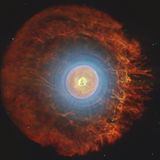 Er erschafft winzige Bälle aus Sternenstaub. Wenn Sterne im letzten Akt ihres Sterbens ihre Hülle in den Weltraum schießen, erschaffen sie ätherische Nebelschwaden. Was als heißer Kern übrig bleibt, durchflutet seine Umgebung noch für lange Zeit mit energiereicher Strahlung. Sie regt das Gas zum Leuchten an und die Atome dazu, sich zu komplexen Molekülen zusammenzuschließen.  Ein besonders kurioses entsteht im Planetaren Nebel Tc 1: Kohlenstoffatome verbinden sich dort zu Fünf- und Sechsecken, die sich dann zu einer Hohlkugel zusammenschließen. Die Fullerene ähneln einem mikroskopischen Fußball. Wie sich nun zeigte, liegen sie in Tc 1 in einer Kugelschale um den Sternenüberrest, bilden also einen riesigen kosmischen Ball, bestehend aus unzählig winzigen Molekülbällen.  KW 17