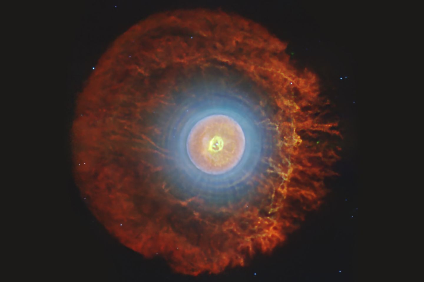 Er erschafft winzige Bälle aus Sternenstaub. Wenn Sterne im letzten Akt ihres Sterbens ihre Hülle in den Weltraum schießen, erschaffen sie ätherische Nebelschwaden. Was als heißer Kern übrig bleibt, durchflutet seine Umgebung noch für lange Zeit mit energiereicher Strahlung. Sie regt das Gas zum Leuchten an und die Atome dazu, sich zu komplexen Molekülen zusammenzuschließen.  Ein besonders kurioses entsteht im Planetaren Nebel Tc 1: Kohlenstoffatome verbinden sich dort zu Fünf- und Sechsecken, die sich dann zu einer Hohlkugel zusammenschließen. Die Fullerene ähneln einem mikroskopischen Fußball. Wie sich nun zeigte, liegen sie in Tc 1 in einer Kugelschale um den Sternenüberrest, bilden also einen riesigen kosmischen Ball, bestehend aus unzählig winzigen Molekülbällen.  KW 17