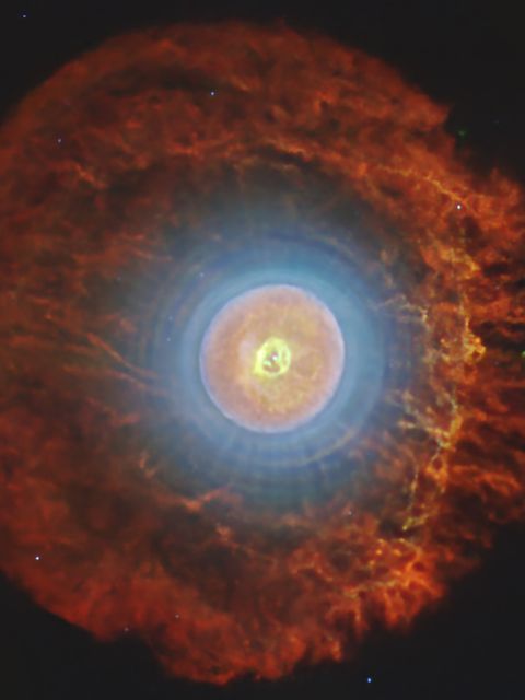 Er erschafft winzige Bälle aus Sternenstaub. Wenn Sterne im letzten Akt ihres Sterbens ihre Hülle in den Weltraum schießen, erschaffen sie ätherische Nebelschwaden. Was als heißer Kern übrig bleibt, durchflutet seine Umgebung noch für lange Zeit mit energiereicher Strahlung. Sie regt das Gas zum Leuchten an und die Atome dazu, sich zu komplexen Molekülen zusammenzuschließen.  Ein besonders kurioses entsteht im Planetaren Nebel Tc 1: Kohlenstoffatome verbinden sich dort zu Fünf- und Sechsecken, die sich dann zu einer Hohlkugel zusammenschließen. Die Fullerene ähneln einem mikroskopischen Fußball. Wie sich nun zeigte, liegen sie in Tc 1 in einer Kugelschale um den Sternenüberrest, bilden also einen riesigen kosmischen Ball, bestehend aus unzählig winzigen Molekülbällen.  KW 17