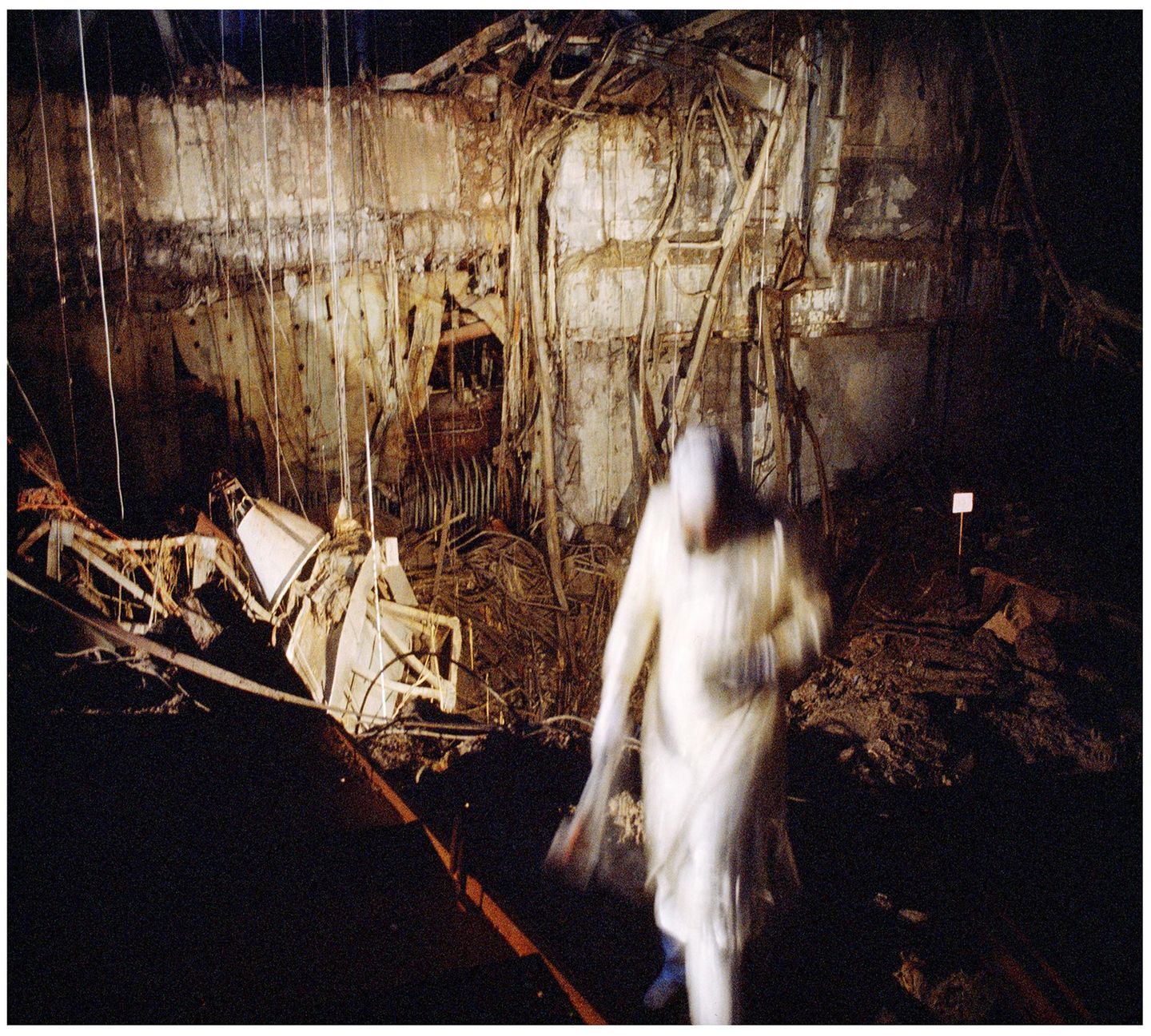 Ein Mann in Schutzkleidung im zerstörten Reaktor 4 in Tschernobyl