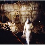 Ein Mann in Schutzkleidung im zerstörten Reaktor 4 in Tschernobyl