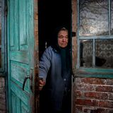 Die 78-jährige Maria Semenyuk vor ihrem Haus im Dorf Paryshev in der Sperrzone