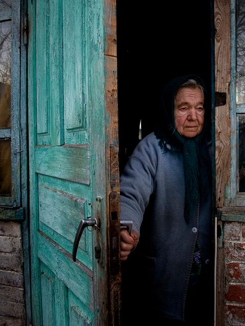 Die 78-jährige Maria Semenyuk vor ihrem Haus im Dorf Paryshev in der Sperrzone