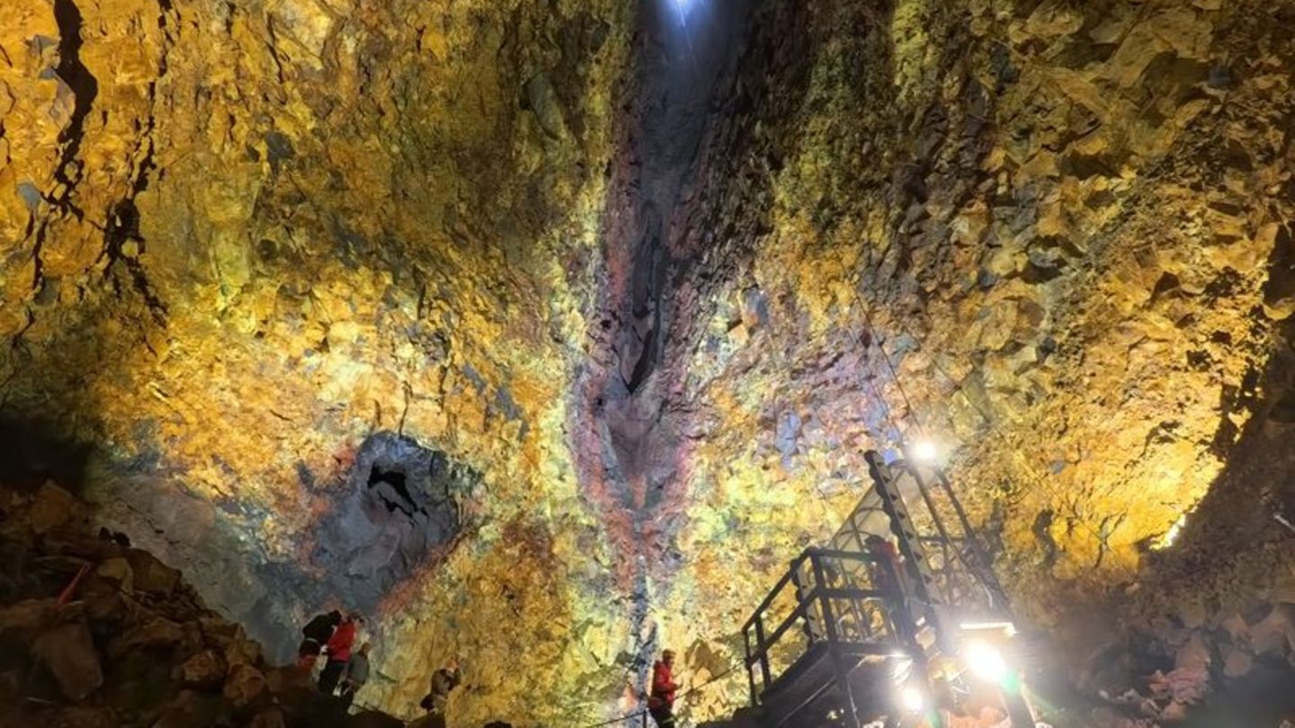 Angekommen, wo es einst kochte: in der Magmakammer des erloschenen Vulkans. Foto: Manuel Meyer/dpa-tmn