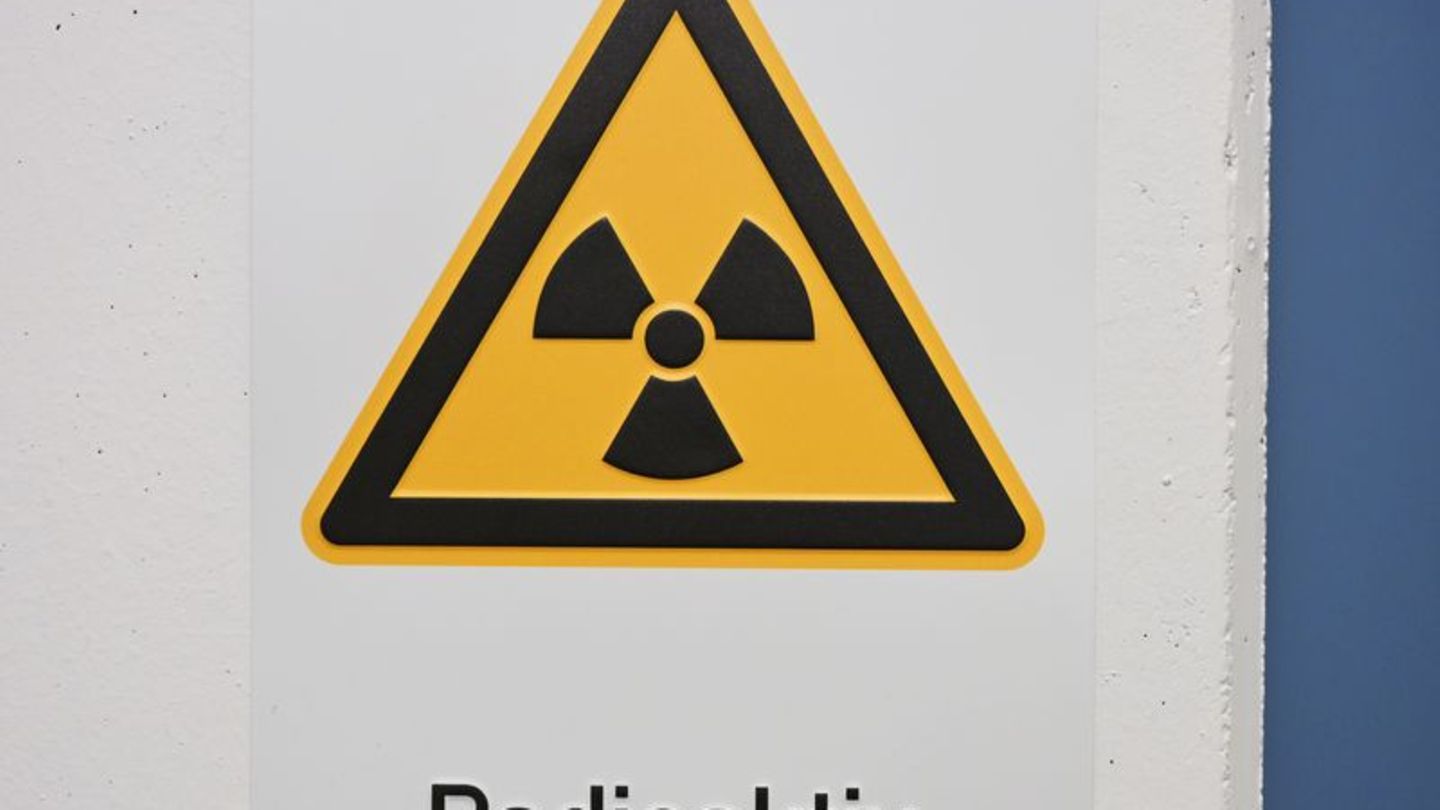 Ein Schild mit der Aufschrift "radioaktiv" hängt im Labor im Bundesamt für Strahlenschutz . Foto: Malin Wunderlich/dpa
