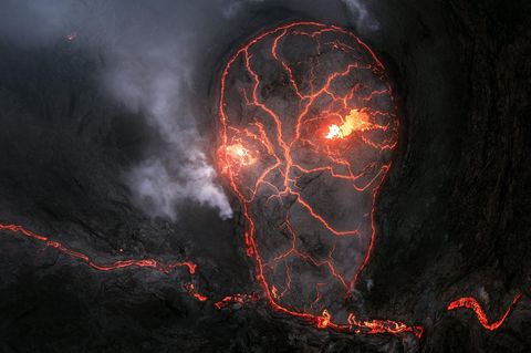 Dass Vulkanausbrüche eine eindrucksvolle Kulisse und ein beliebtes Motiv für Naturfotografen sind, kann Daniel Viñé Garcia bestätigen. Der Naturfotograf wurde bereits mehrfach für seine herausragenden Naturaufnahmen ausgezeichnet „Als ich den Vulkan Fagradalsfjall in Island besuchte, hätte ich nie gedacht, dass ich mein bestes Bild genau in dem Moment aufnehmen würde, als der Vulkan am Erlöschen war“, erzählt er. Zu dieser Zeit war die Eruption unregelmäßig und kam etwa alle 10 bis 12 Stunden zum Stillstand. In einer dieser Phasen entstand diese surreale Luftaufnahme, die an die Umrisse eines Totenschädels erinnert.