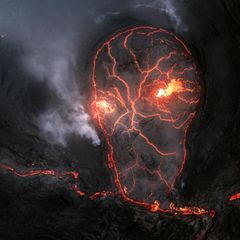 Dass Vulkanausbrüche eine eindrucksvolle Kulisse und ein beliebtes Motiv für Naturfotografen sind, kann Daniel Viñé Garcia bestätigen. Der Naturfotograf wurde bereits mehrfach für seine herausragenden Naturaufnahmen ausgezeichnet „Als ich den Vulkan Fagradalsfjall in Island besuchte, hätte ich nie gedacht, dass ich mein bestes Bild genau in dem Moment aufnehmen würde, als der Vulkan am Erlöschen war“, erzählt er. Zu dieser Zeit war die Eruption unregelmäßig und kam etwa alle 10 bis 12 Stunden zum Stillstand. In einer dieser Phasen entstand diese surreale Luftaufnahme, die an die Umrisse eines Totenschädels erinnert.