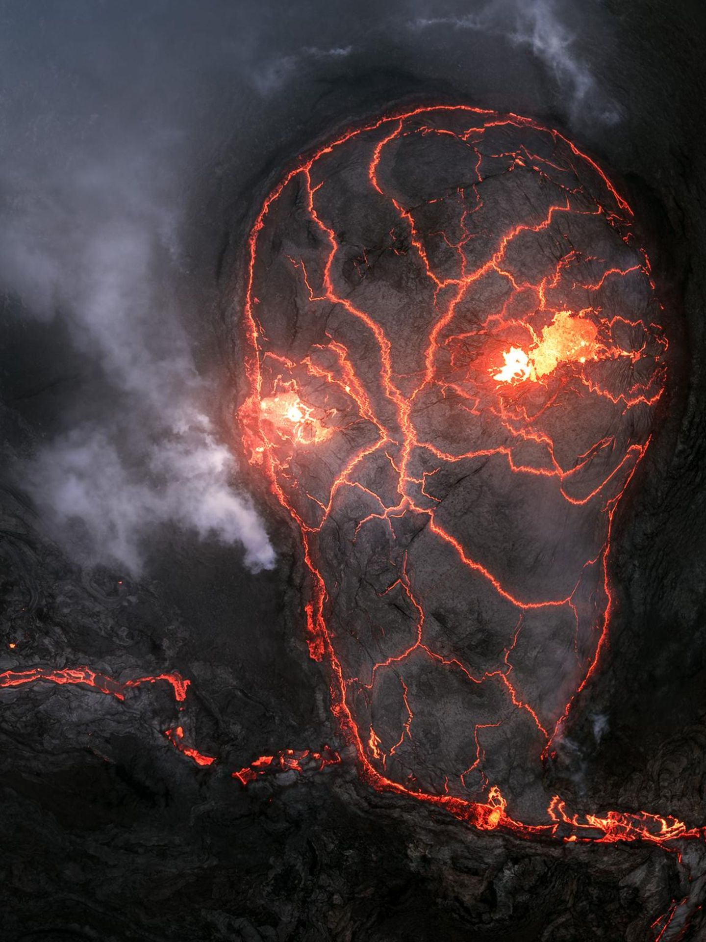 Dass Vulkanausbrüche eine eindrucksvolle Kulisse und ein beliebtes Motiv für Naturfotografen sind, kann Daniel Viñé Garcia bestätigen. Der Naturfotograf wurde bereits mehrfach für seine herausragenden Naturaufnahmen ausgezeichnet „Als ich den Vulkan Fagradalsfjall in Island besuchte, hätte ich nie gedacht, dass ich mein bestes Bild genau in dem Moment aufnehmen würde, als der Vulkan am Erlöschen war“, erzählt er. Zu dieser Zeit war die Eruption unregelmäßig und kam etwa alle 10 bis 12 Stunden zum Stillstand. In einer dieser Phasen entstand diese surreale Luftaufnahme, die an die Umrisse eines Totenschädels erinnert.