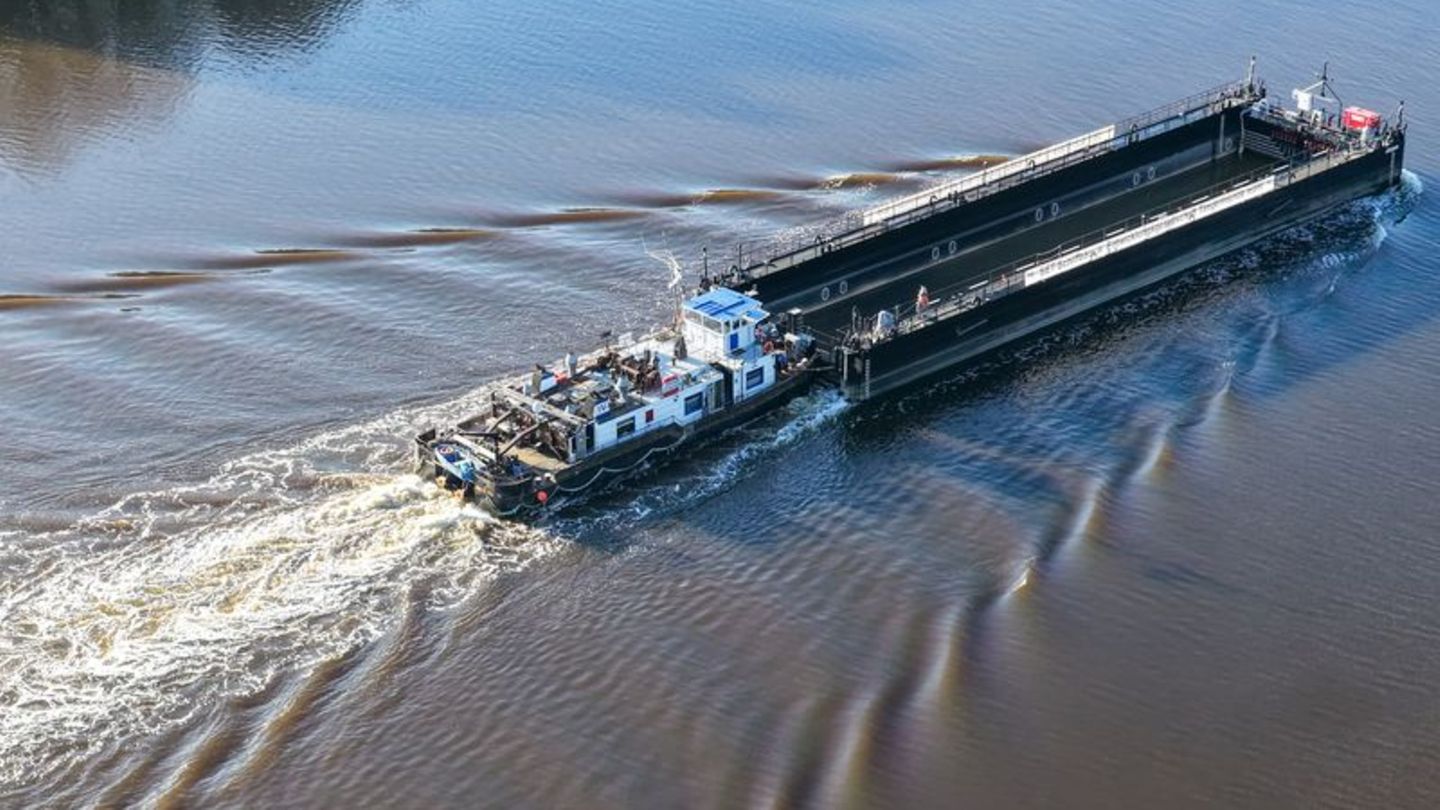 Der für den Transport des Buckelwals vor Poel gedachte Lastkahn passiert den Nord-Ostsee-Kanal. Foto: Bodo Marks/dpa