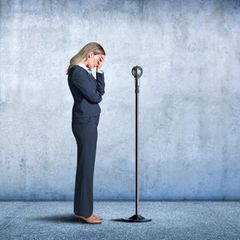 Vor Publikum wirkt Nervosität oft überwältigend – doch die Illusion der Transparenz lässt uns ihre Sichtbarkeit stark überschätzen