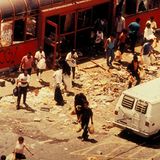 Plünderer stehlen Güter aus einen Supermarkt