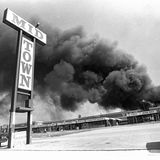 Rauch steigt auf über einem Einkaufszentrum