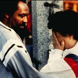 Ein Schwarzer Anwohner tröstet eine koreanische Ladenbesitzerin