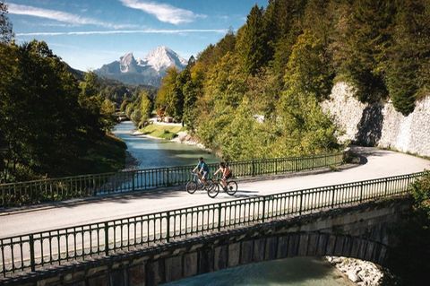 Der Fernradweg Salzschleife folgt historischen Salzhandelswegen und wurde nun um 67 Kilometer bis nach Salzburg erweitert. Foto: