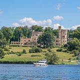 Hier lässt es sich aushalten, am besten mit Picknickdecke, kühlem Getränk und Proviant. Dieser Schlosspark bietet Ausblicke auf Havel und Potsdam und ist Teil der weitläufigen Potsdamer Parklandschaft, die seit 1990 UNESCO-Weltkulturerbe ist. Auch Schloss Babelsberg mit seinen Gartenterrassen, die wie "Schlossräume unter freiem Himmel" wirken, gehört dazu. Für besonderen Charme sorgen schmale Spazierwege, Blumenbeete, Rosengärten und Wasserspiele.    