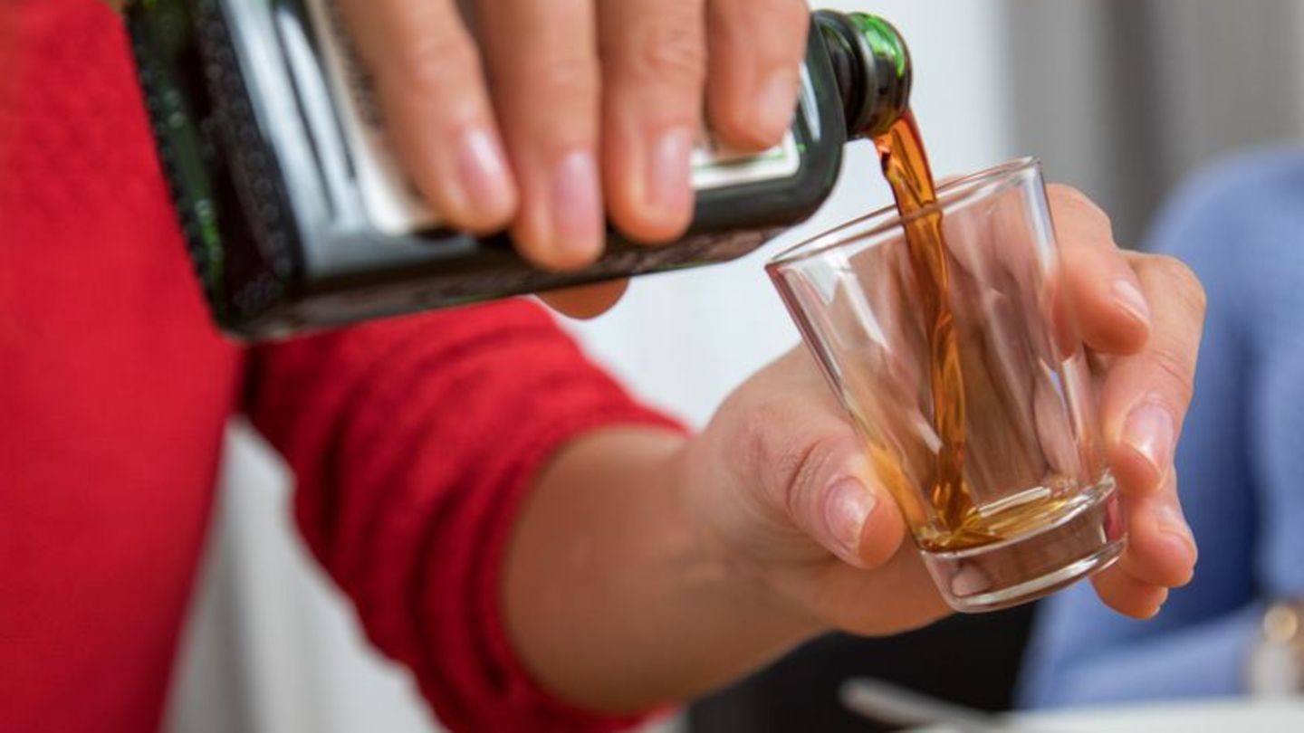 Weder notwendig noch angemessen: Kauft man während der Wartezeit auf Kosten der Airline Cocktails oder Schnäpse, bekommt man im