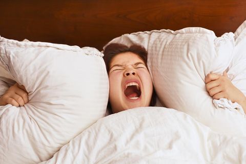 Frau schreit im Bett