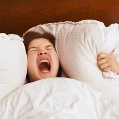 Frau schreit im Bett