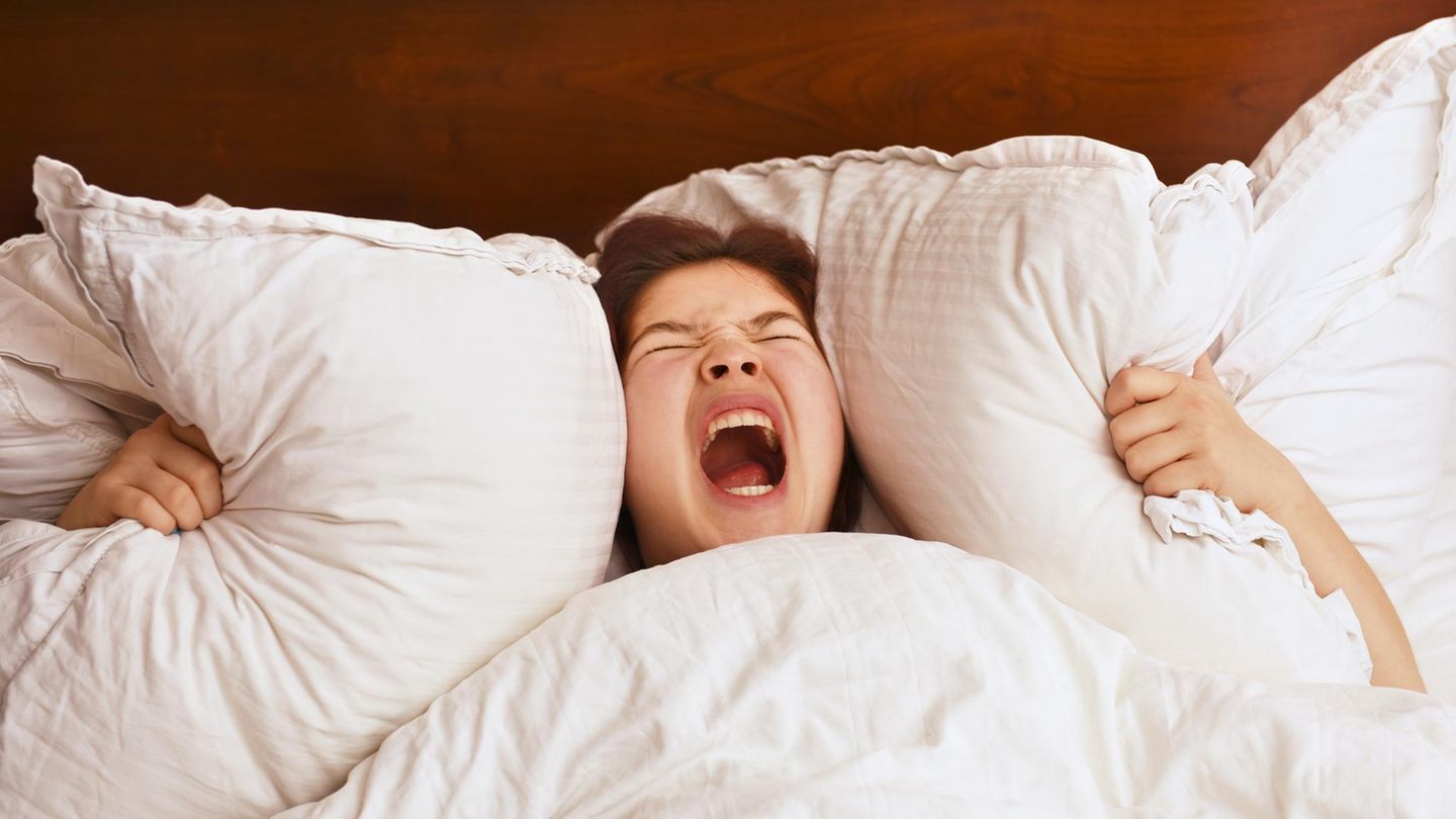 Frau schreit im Bett