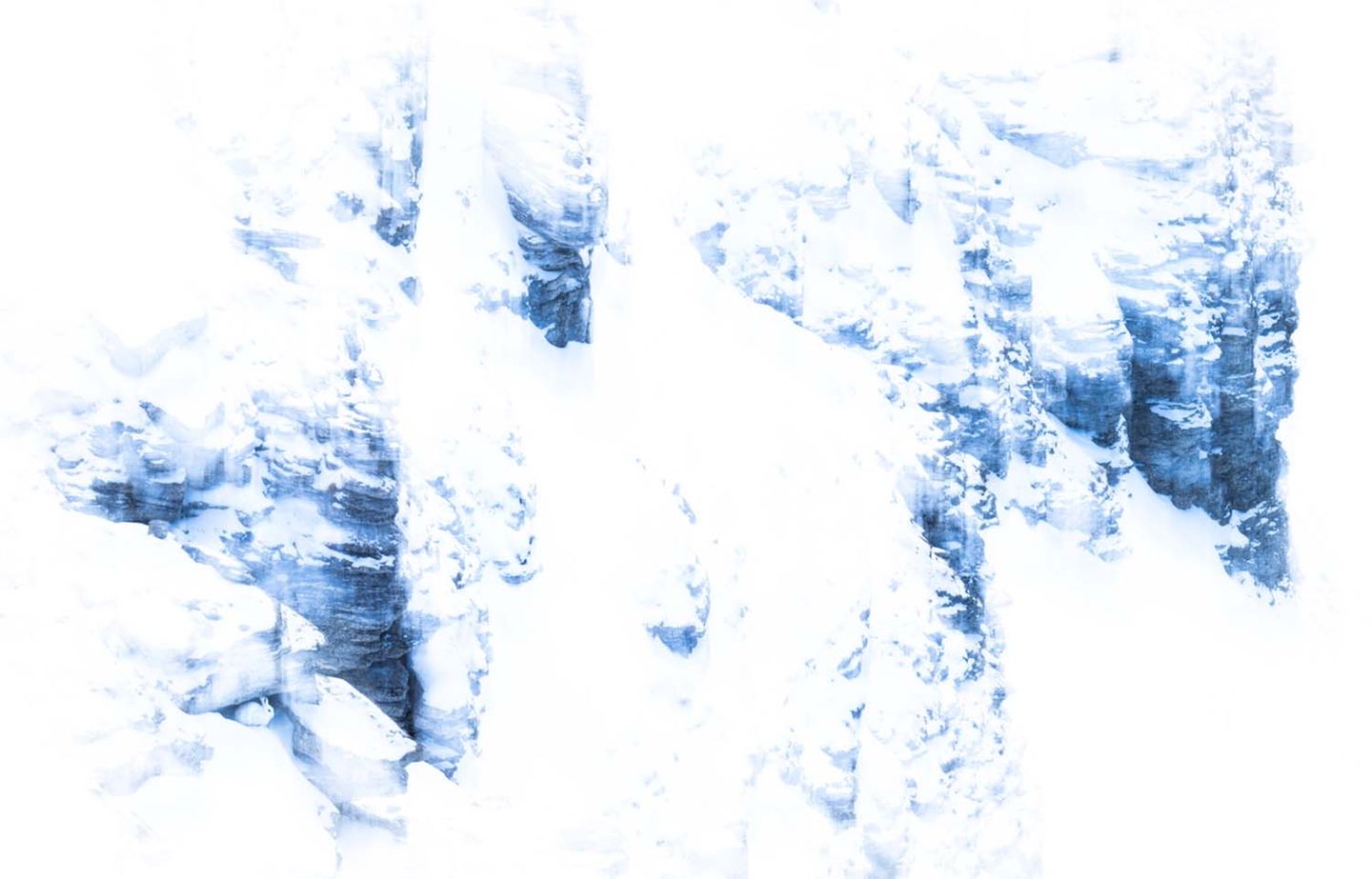 Alice im Wunderland hätte ihn hier wohl lange gesucht: Weit über der Baumgrenze in den Alpen verharrt ein Schneehase am Eingang einer Felshöhle, geschützt vor dem eisigen Wind. Haben Sie ihn schon entdeckt? Zugleich verweist das Siegerbild auf eine drohende Gefahr durch den Klimawandel: Nur so lange Schnee fällt, bleibt der Hase getarnt.     Luca Lorenz, Gesamtsieger und GDT-Naturfotograf des Jahres