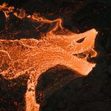 Wenn Natur die Kunst imitiert: Jeroen Van Nieuwenhove aus Island gelang diese spektakuläre Aufsicht auf eine Eruption in einem aktiven Lavafeld. Ihre Form erinnert an einen glühenden Drachen.     Zweiter Platz in der Kategorie "Atelier Natur"   