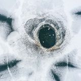 Ist das eine verblasste Blume im Eis? Aus dieser Höhe wird das Naturschauspiel zum abstrakten Muster: Die Drohnenaufnahme zeigt ein Eisloch in einer Kiesgrube, um das sich Wasservögel scharen.     Roy Müller, 8. Platz in der Kategorie "Atelier Natur"        