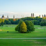 München verbindet gekonnt Großstadtflair mit ruhigen Rückzugsorten im Grünen. Weltbekannt ist der Englische Garten, eine der größten innerstädtischen Parkanlagen der Welt – sogar größer als der Central Park in New York. Er verbindet die Isarauen mit der Münchner Altstadt und lädt auf 375 Hektar zum Spazieren, Baden, Picknicken und Erholen ein. Vor allem im Sommer ein Muss: Dann treffen sich alle an den kühlen Fluten der Isar oder entspannt im Biergarten.