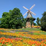 Wo sich einst Belagerer und wehrhafte Bremer gegenüberstanden, gibt es heute Kaffee und Kuchen, Sonnenschein und Blumenduft. Vor Jahrhunderten schützten die zickzackförmigen Wallanlagen die Stadt noch vor Angreifern. Doch 1802 beschloss Bremen, die ehemalige Befestigung mit Stadtgraben in eine idyllische Parkanlage zu verwandeln. Ikonisch ist die historische Mühle am Wall, im Sommer umgeben von Blumen. Sie ist heute ein beliebter Treffpunkt, um typische Bremer Speisen wie Labskaus und Knipp zu genießen.